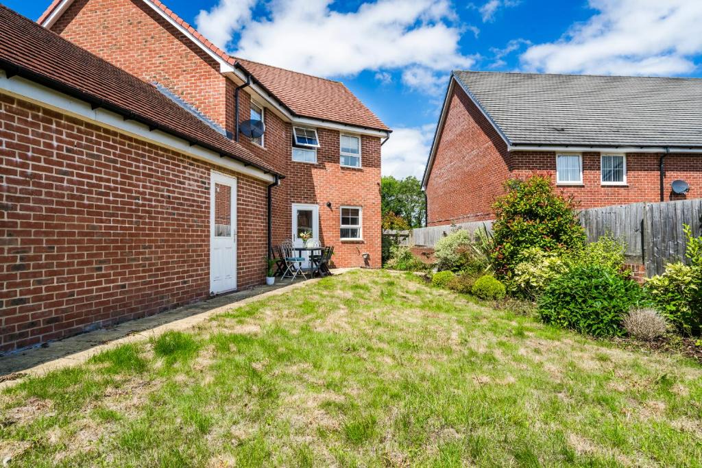 Hemel Hempstead Apartment | Argus 4-Bed Haven, Contractor, Families, Industrial Area