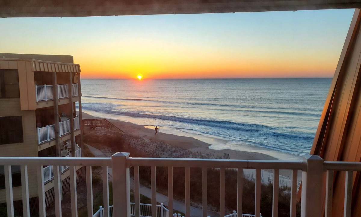 Sneads Ferry Condo | Arrr Place. Beachfront, 1 BR, pool & beach access. 2 Queens, 2 bunks