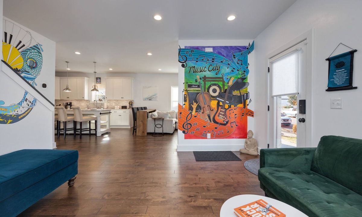 East Nashville House | Artsy Nashville Retreat 5 Min to Broadway + HotTub