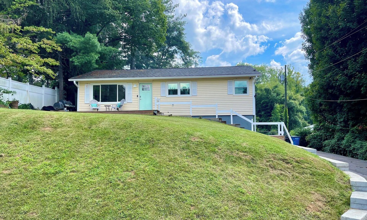 Oakley House | Asheville Home w/deck - 5 min to Biltmore & 7 min to downtown -Pets OK 4 BD/2 BA