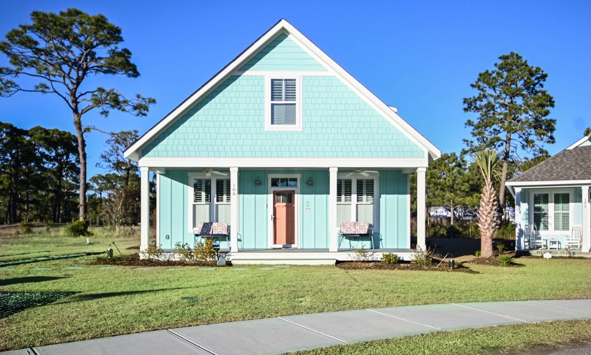 Shallotte House | Auntie's Cottage - 4BR/3BA -10 Min to OIB & Sunset Beach - Porch + BBQ -Sleeps 8