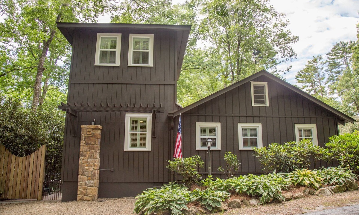 Mirror Lake Cabin | Authentic Mirror Lake Cabin, Canoe, Sleeping Loft For Families, 3 Min to Town