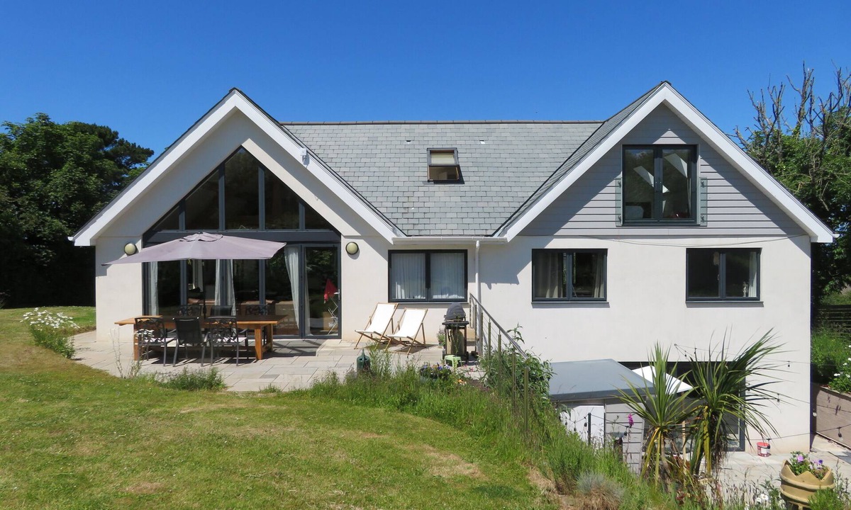 Mortehoe House | Awesome slidehouse close to pubs,beaches, coastpath sleeps 12-14 dates