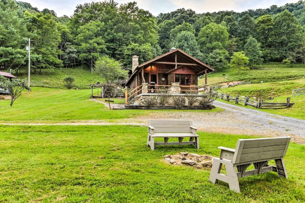 Clyde Apartment | Baby Bear Clyde Cabin on Mountain Farm!