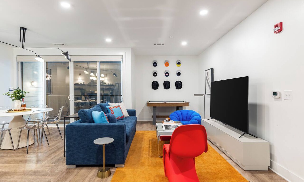 Historic Edgefield Hotel | Bachelor Loft w/Air Hockey, Balcony & Rooftop | Mins to Broadway and Downtown