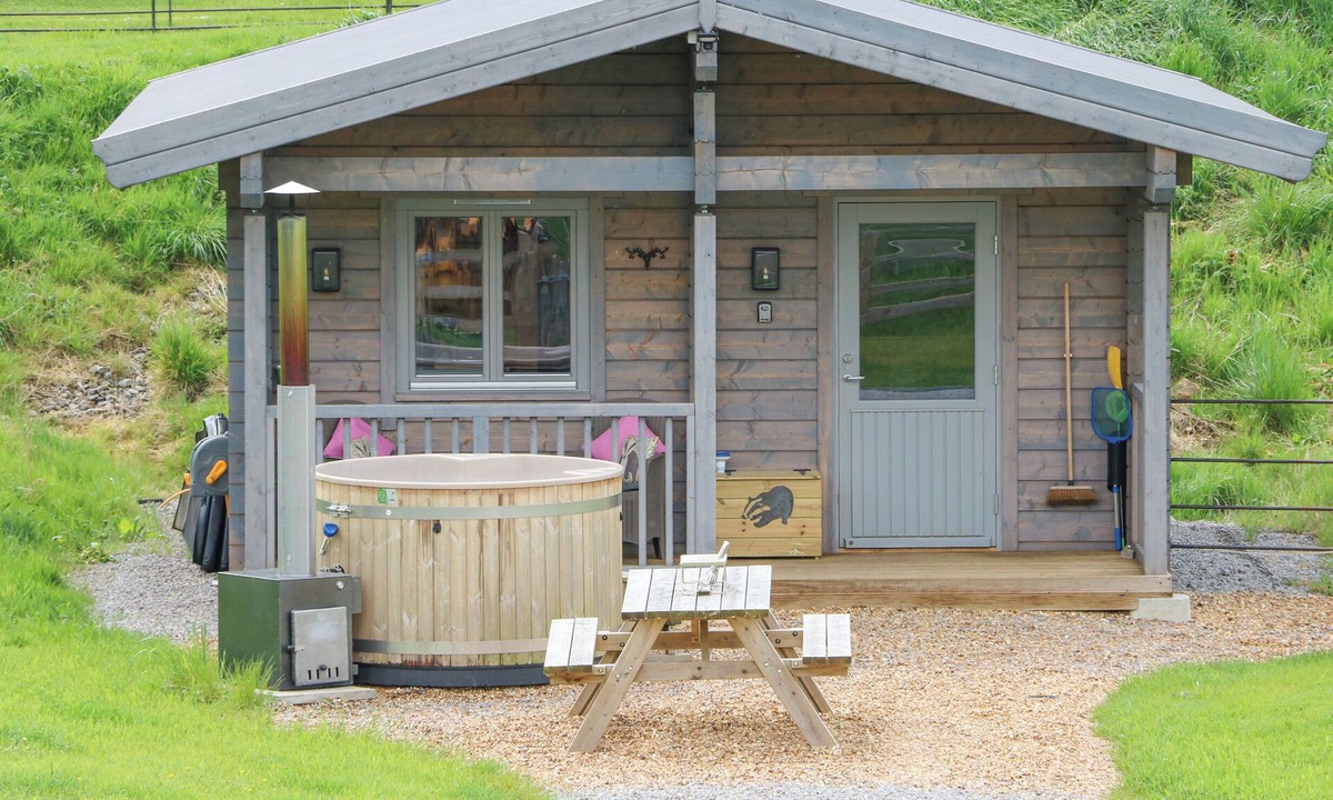 North Bitchburn Cottage | BADGERS SETT, pet friendly, with hot tub in Staindrop
