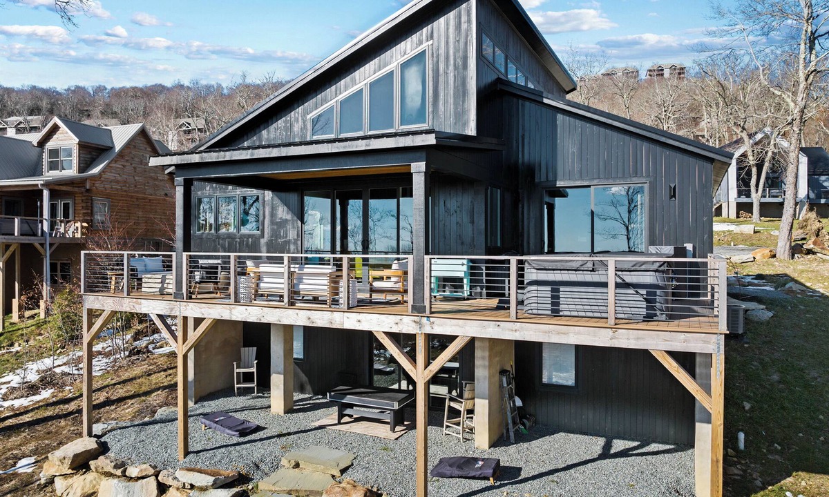 Sugar Mountain House | Banner Elk Black Lodge 4 Bed 3 Bath Soaring ceilings Hot Tub and Mtn Views