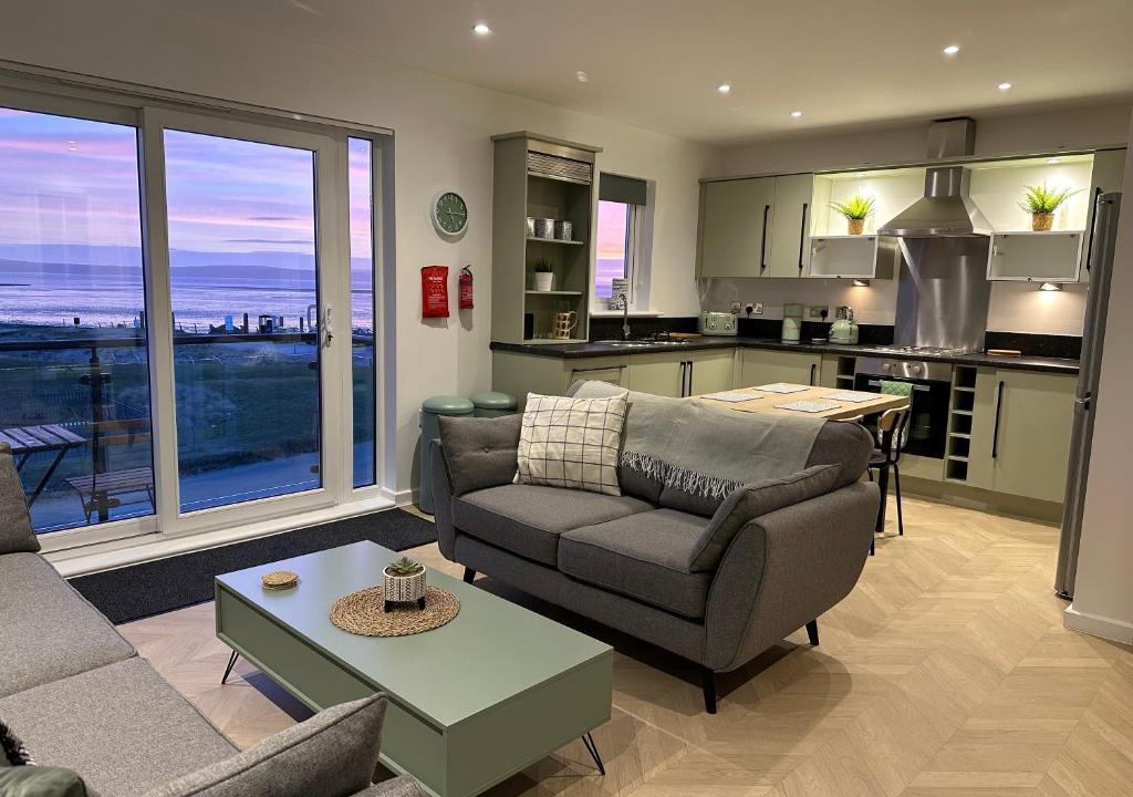 Llanelli Apartment | Beach View Flat on Coastal Path