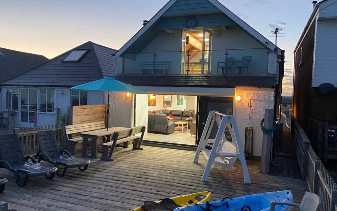 Pevensey House | Beachfront House with 2 Kayaks Sleeps 8