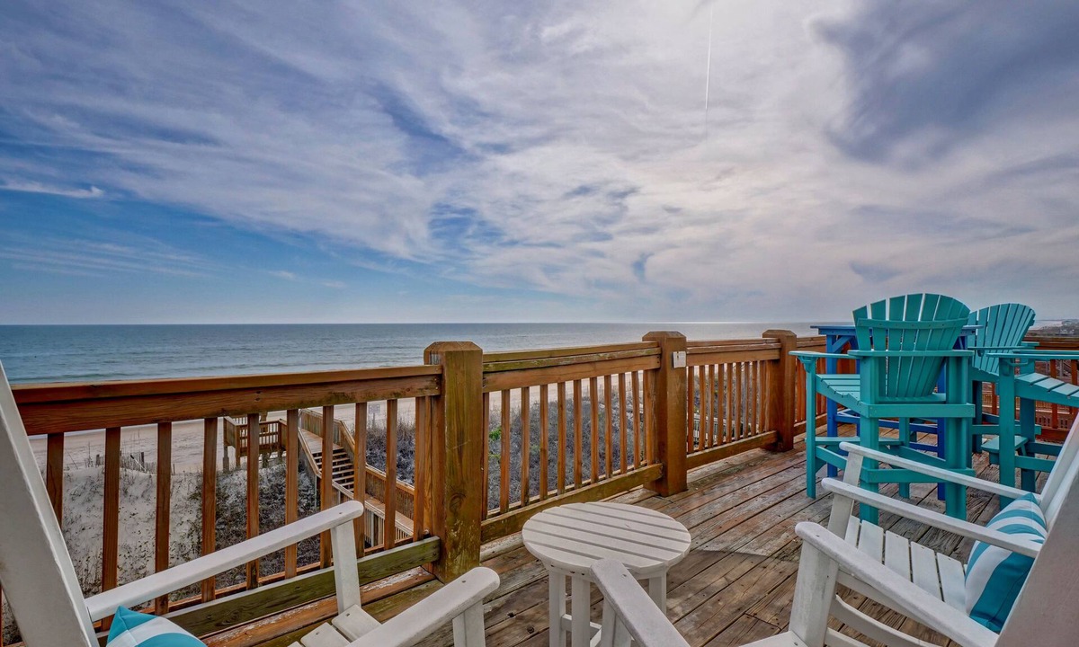 McCutcheon Field House | Beachfront! Hot Tub! Linens! Flexible Booking! Sleeps11! New Listing! Remodeled!