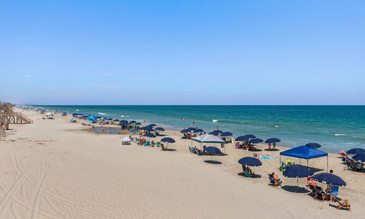 Corolla Light House | BeaContent: Private pool,hot tub, game room, oceanside and great community ameni
