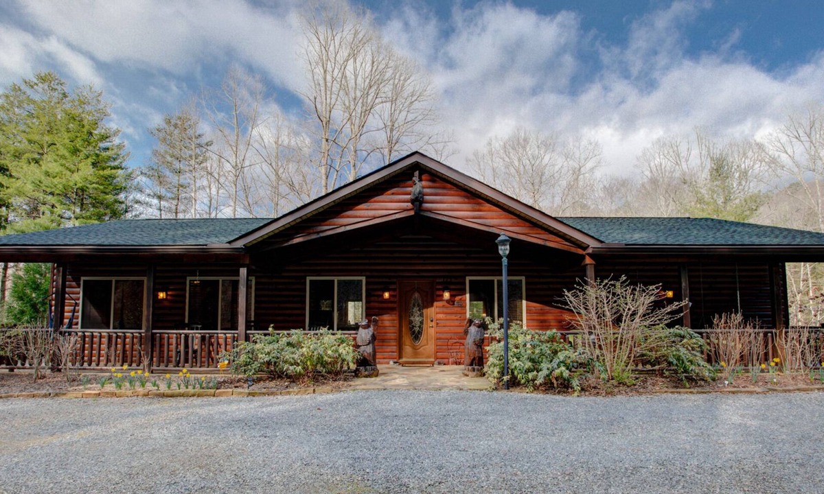 Horse Shoe Cabin | Bear Bottom Cabin | Spacious 3 BR Cabin Just Outside Asheville!