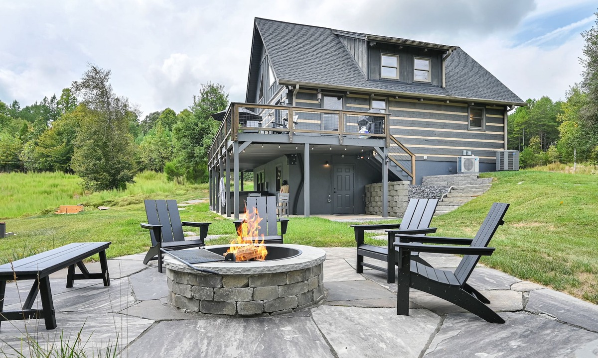 Tryon Cabin | Bear Creek Cabin- 8 mi to TIEC, Hot Tub, Sleeps 7 - Pet Friendly