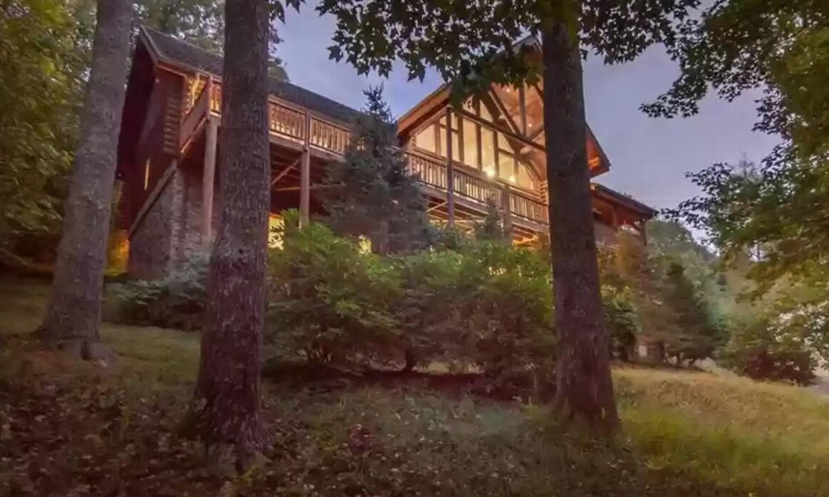 Blowing Rock Cabin | Bear Lodge at Misty Mountain - Stunning Pet Friendly Luxury Log Cabin with Grandfather Views!