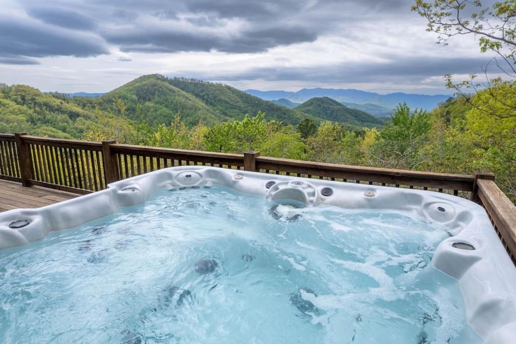 Franklin House | Beary Cozy Cabin! Incredible views, hot tub, games, and more!
