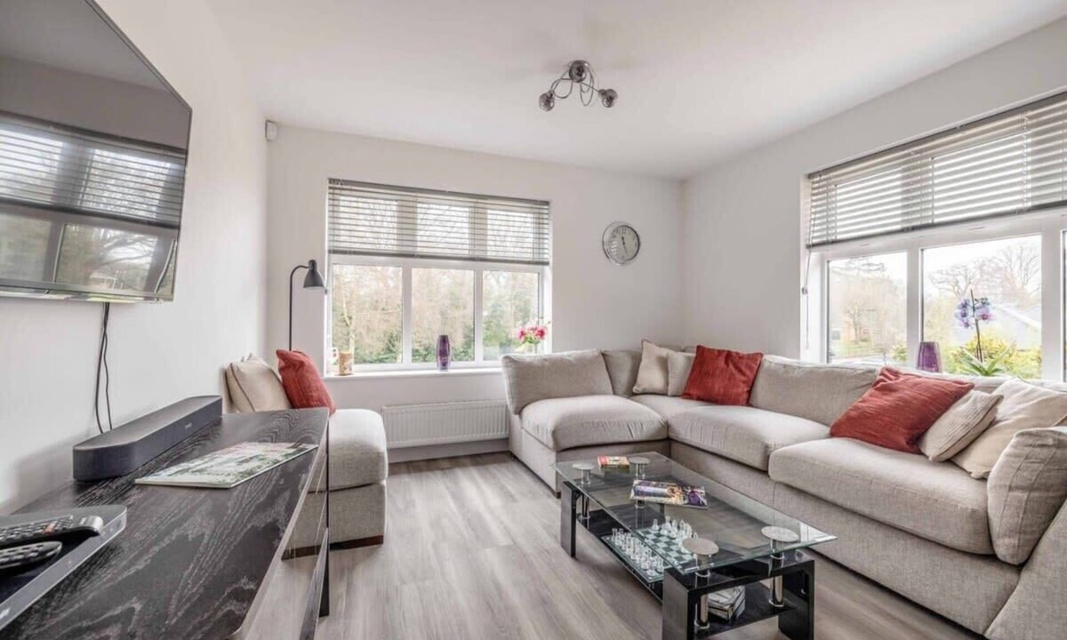 Runnymede Condo | Beautiful 2 Bed/2 Bath/Parking - By Tempstay