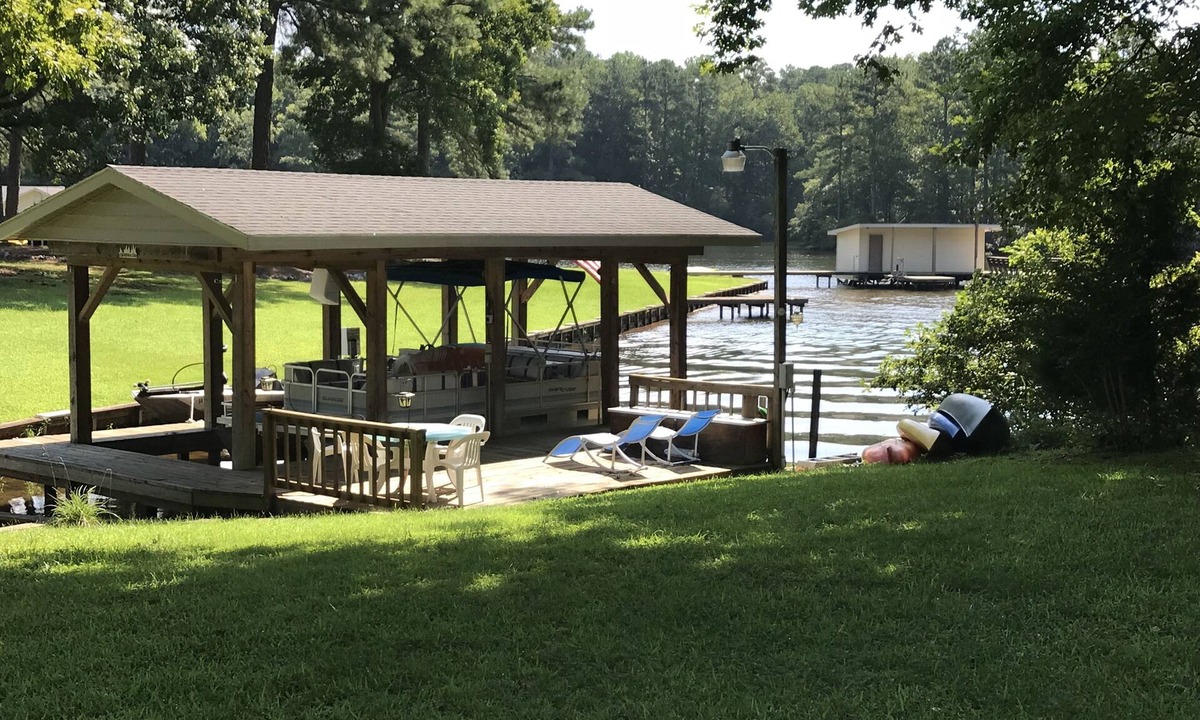 Littleton House | Beautiful 5 bedroom, 3.5 bath home on a quiet cove on Lake Gaston