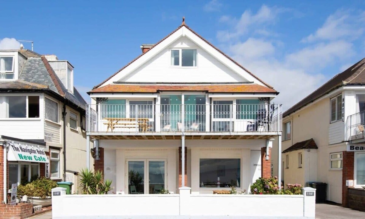 Bognor Regis House | Beautiful Beachfront House wth Balcony & Sea Views