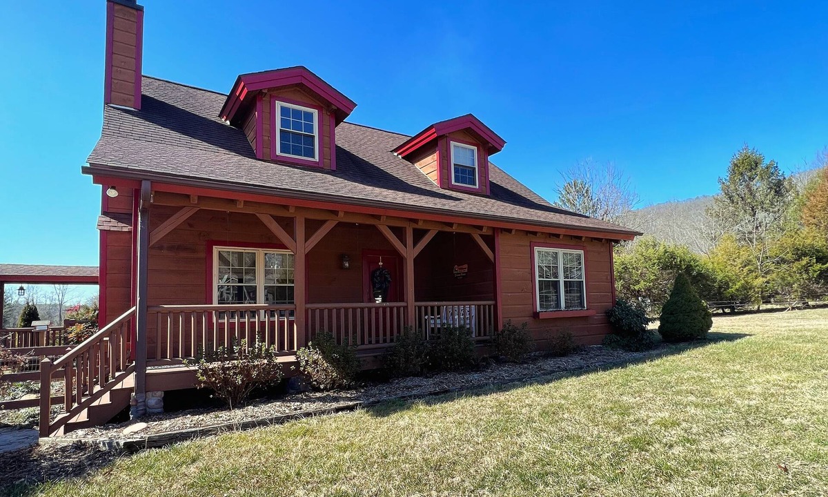 Mills River Cabin | Beautiful cabin in charming Mills River with hot tub
