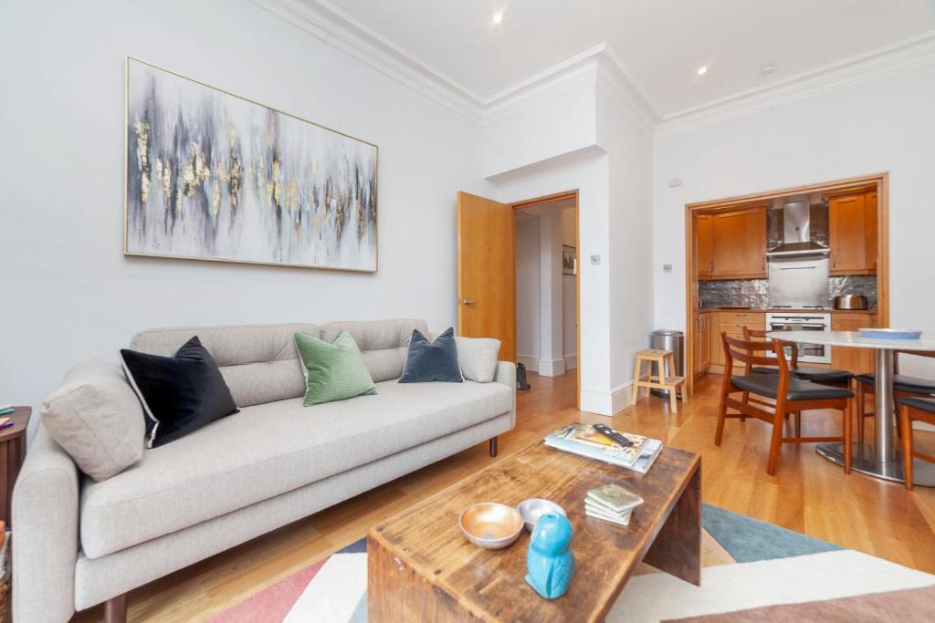 South Kensington Apartment | Beautiful Comfy 2 BDR apt with balcony, Chelsea