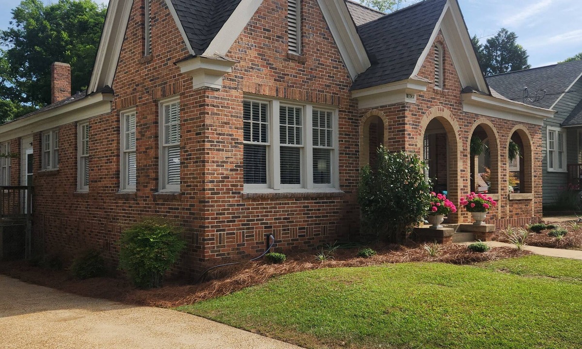 Montgomery House | Beautiful Historic Home - 8 Guests - 4 Beds - Pet Friendly