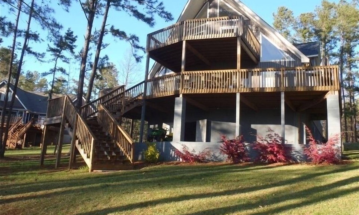 Henrico House | Beautiful home with scenic views of Lake Gaston