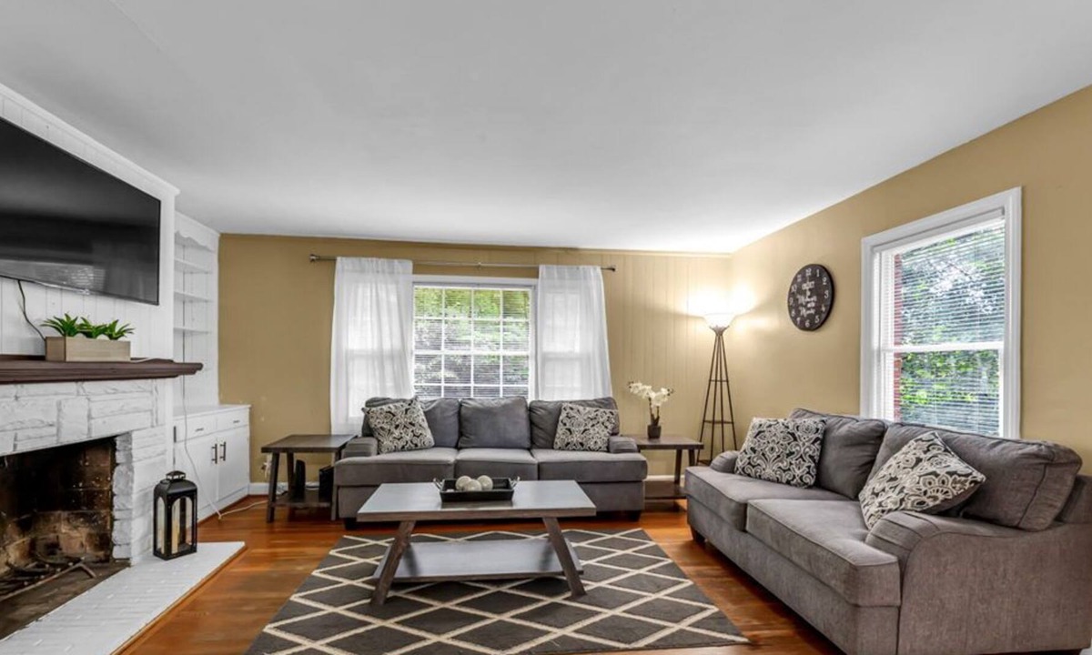 Winston - Salem House | Beautiful Large Home, Great 4 Kids. 2x Living Room