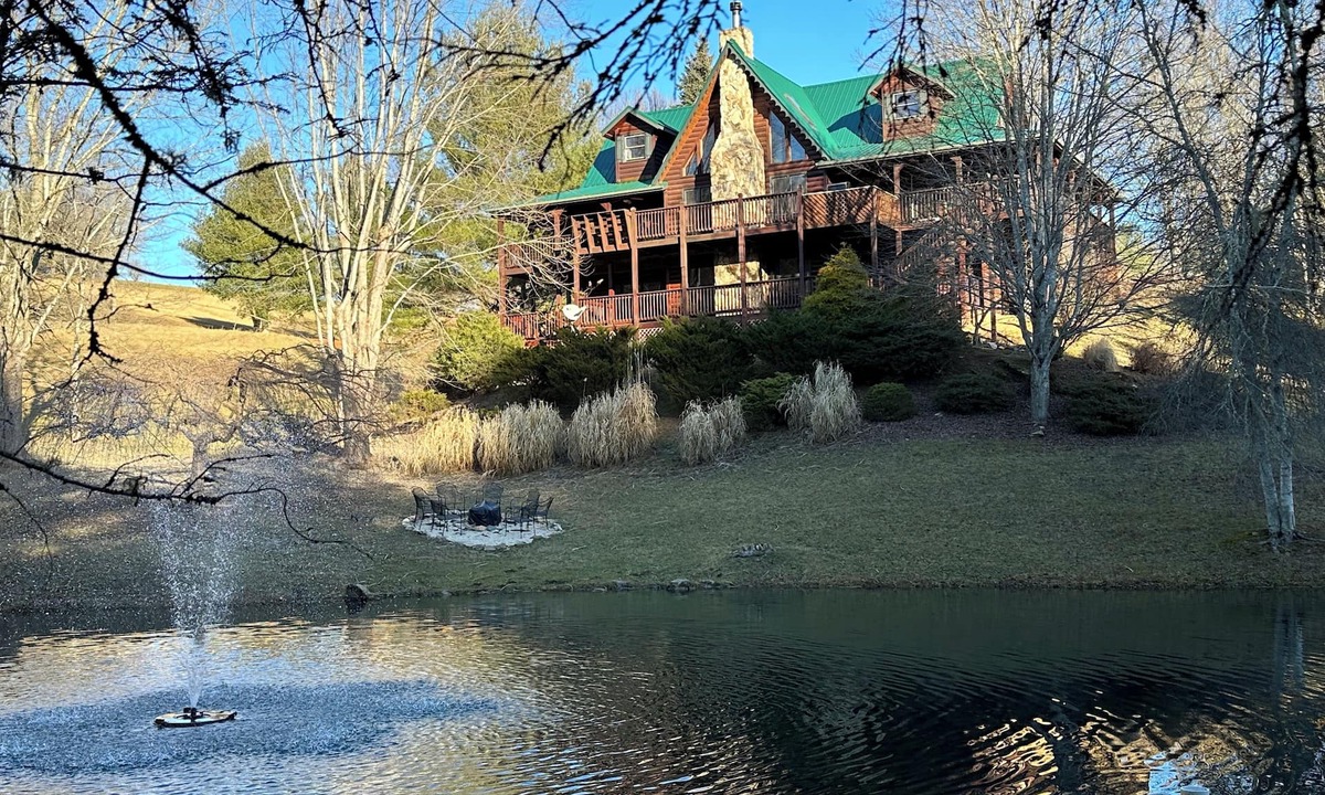 Piney Creek Cabin | Beautiful Log Cabin with Private Pond & Dock Only 2 Weekend’s Left in Oct & Nov