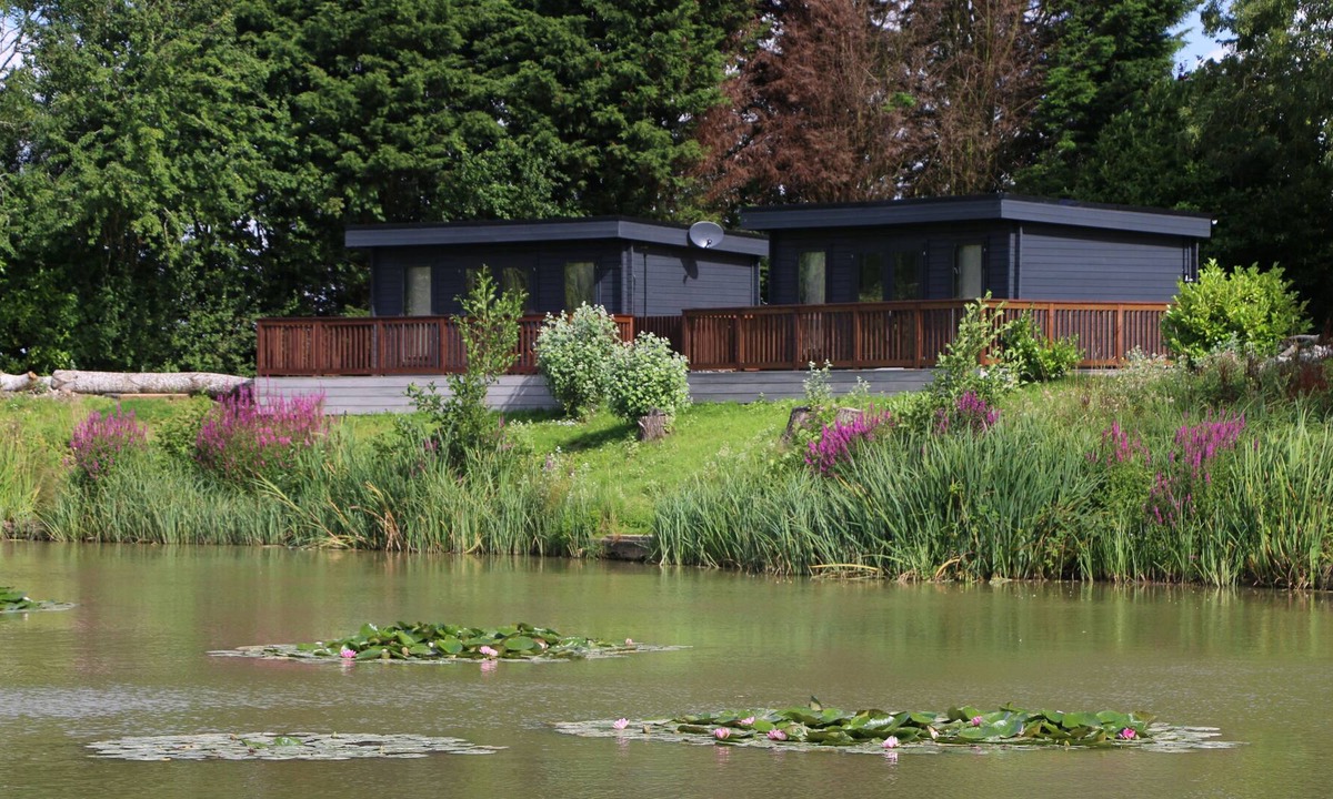 Gumley Apartment | Beautiful open plan Lakeside Lodge in Shearsby