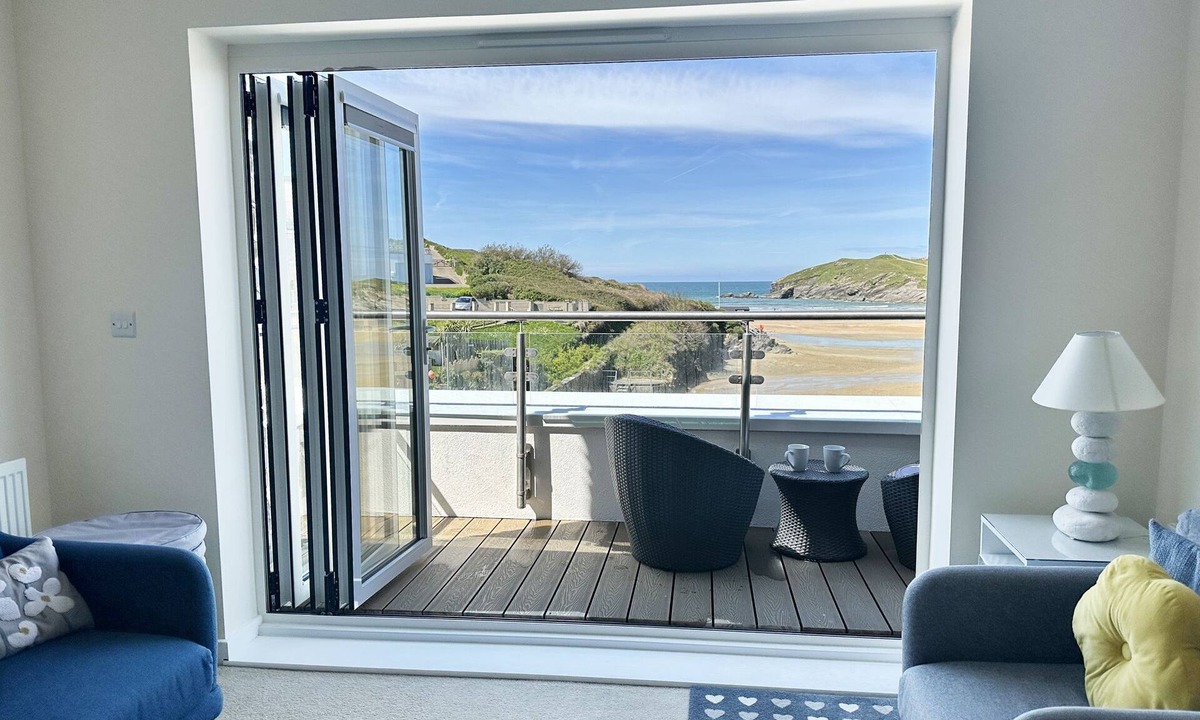 Porth Apartment | Beautiful Porth beach front 3 bedroom apartment