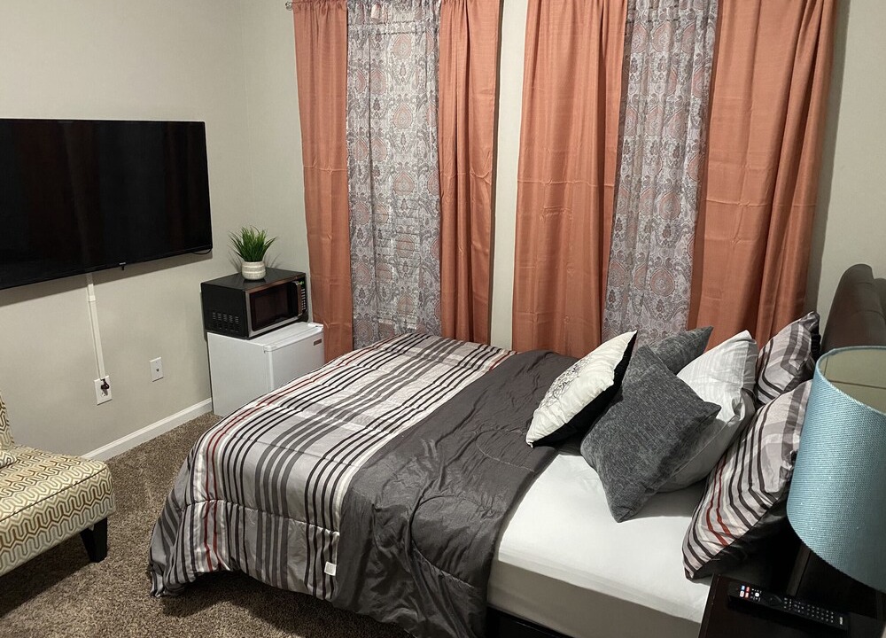 Sunset Road House | Beautiful Spacious Property in Charlotte NC