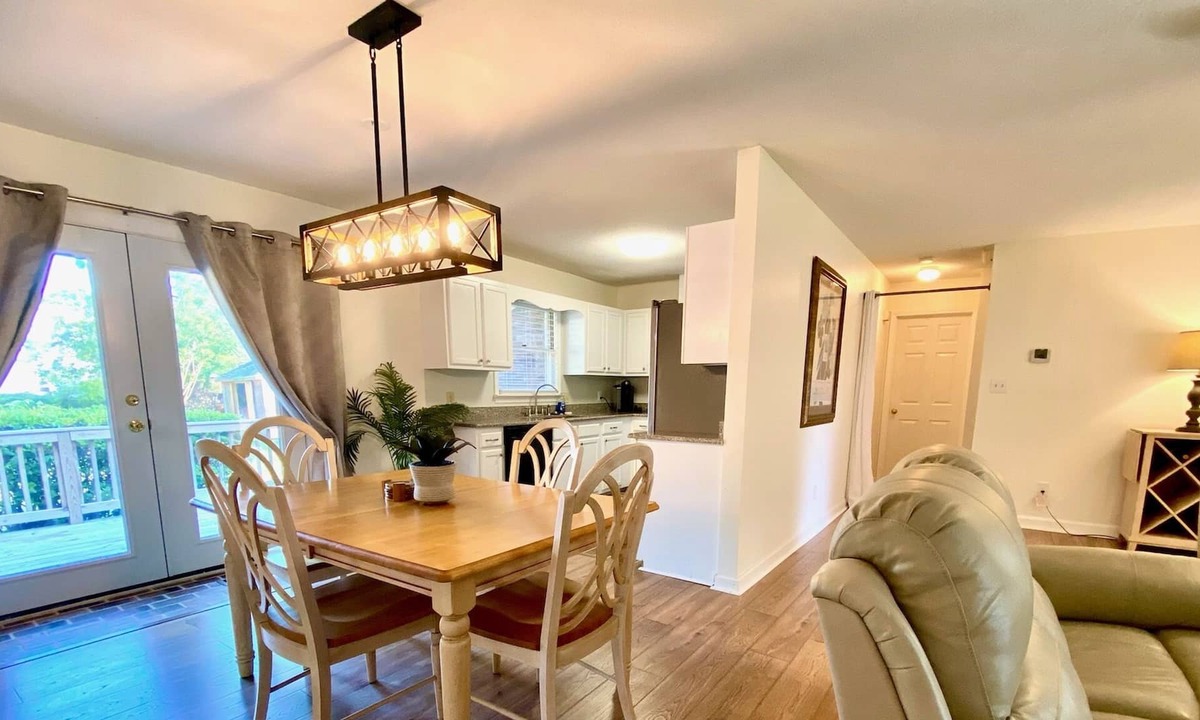 Kings Grant House | Beautiful sunny two bedroom home 5 minutes from the beach