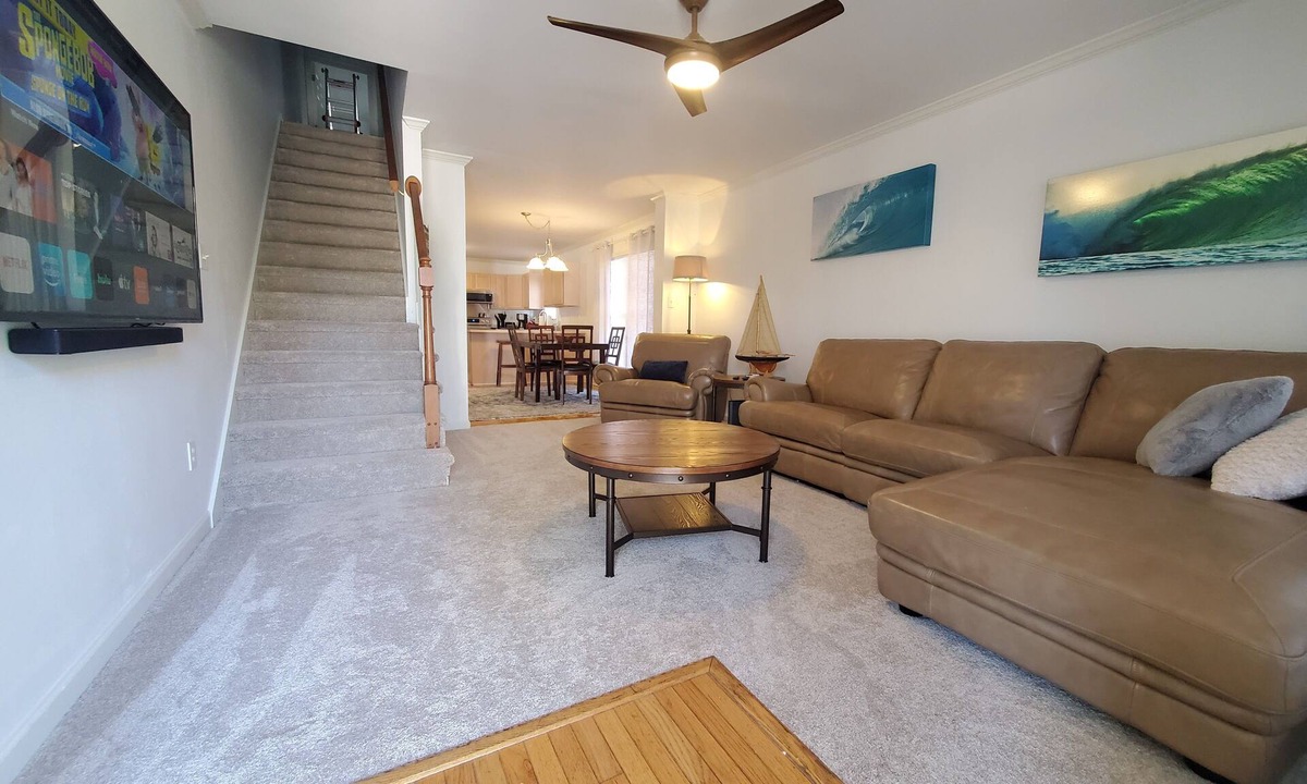Charleston House | Beautifully Furnished Townhouse on James Island, 3 minutes to Downtown.