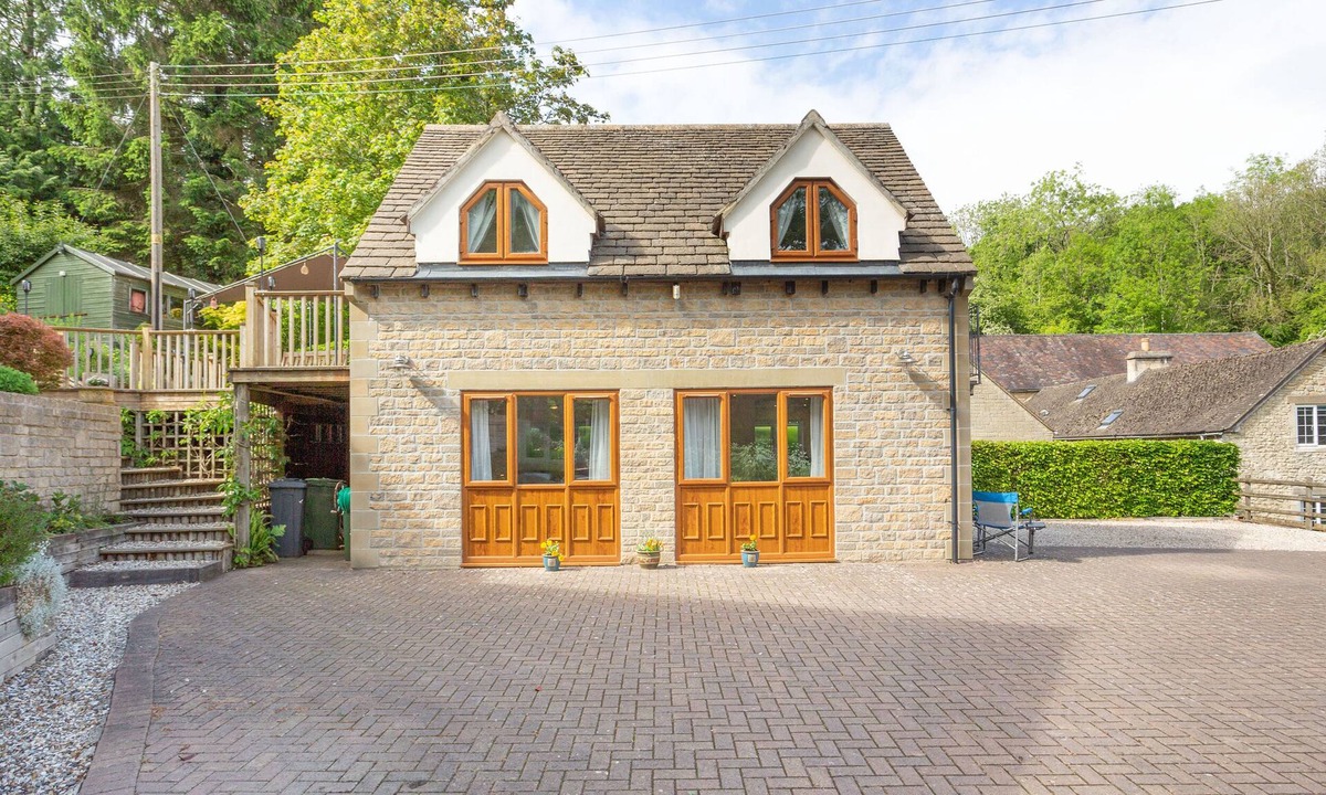 Cranham Apartment | BEECHES STUDIO, with a garden in Cranham