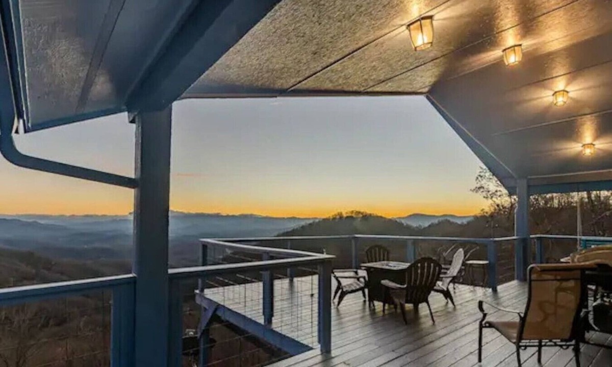 Franklin House | Bella Vista -HOT TUB! -A View Forever!