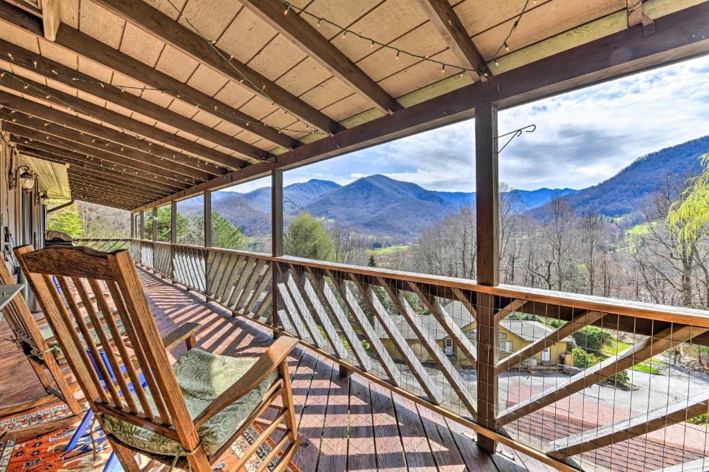 Valley Creek Run House | Best Location - Maggie Valley Cabin with Hot Tub!