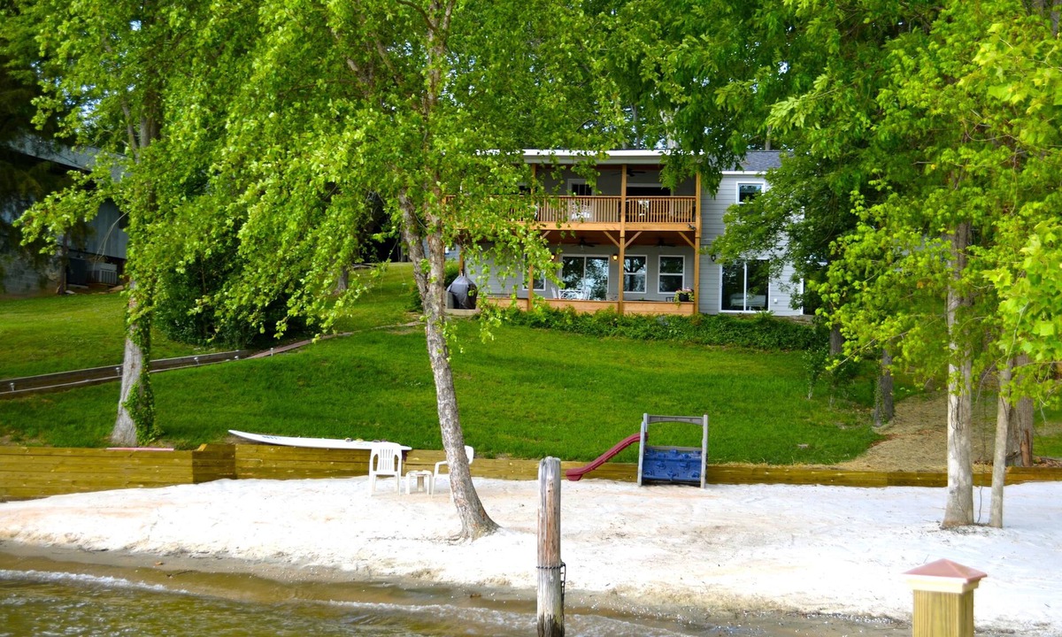 Steele Creek Cottage | Big water, wide view, amazing sunsets. RATES REDUCED for fall & winter getaways.