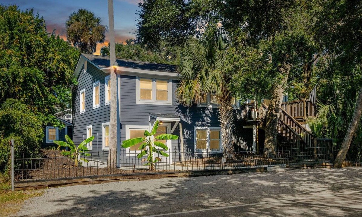 Folly Beach Hotel | Blackbeard's-Schooner 12 Beds 500ft to Beach Beautiful Patio