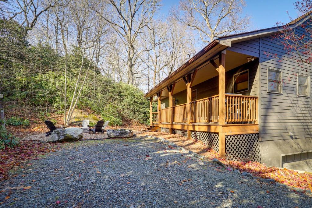 Blowing Rock House | Blowing Rock Escape with Covered Deck and Fire Pit