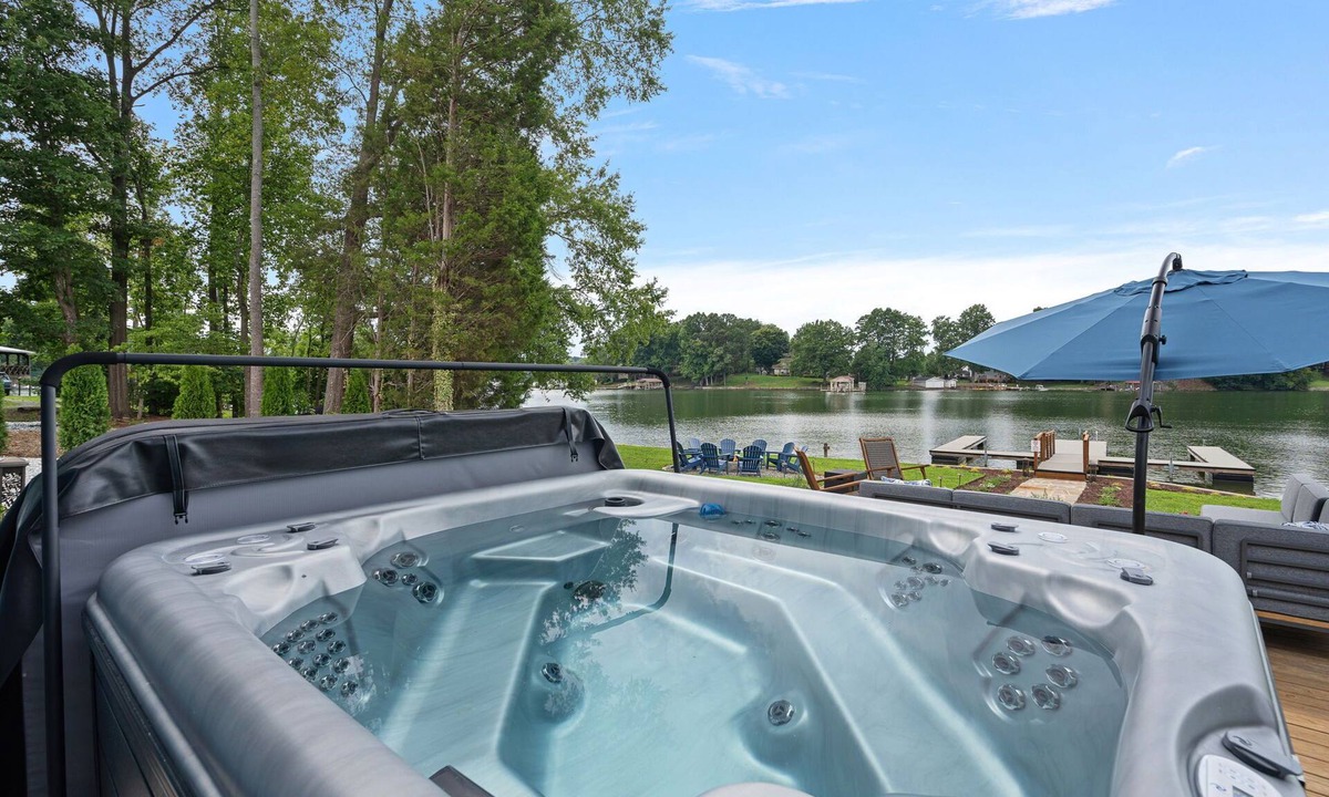 Lake Norman of Catawba House | Blue Heaven by SoCharm | Hot Tub with Great Views