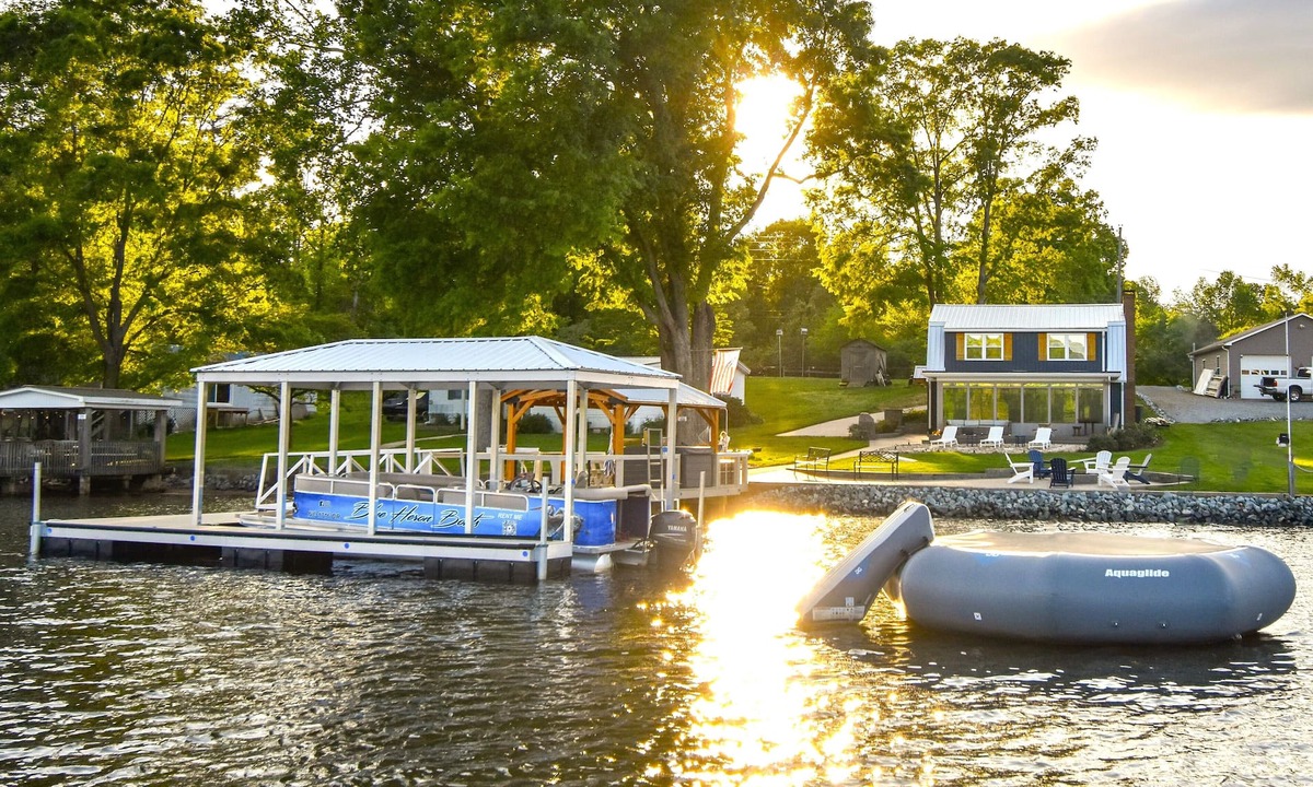 Southmont House | Blue Heron Haven on High Rock Lake - Hot Tub on Dock- Lakeside Firepit & Arcade!