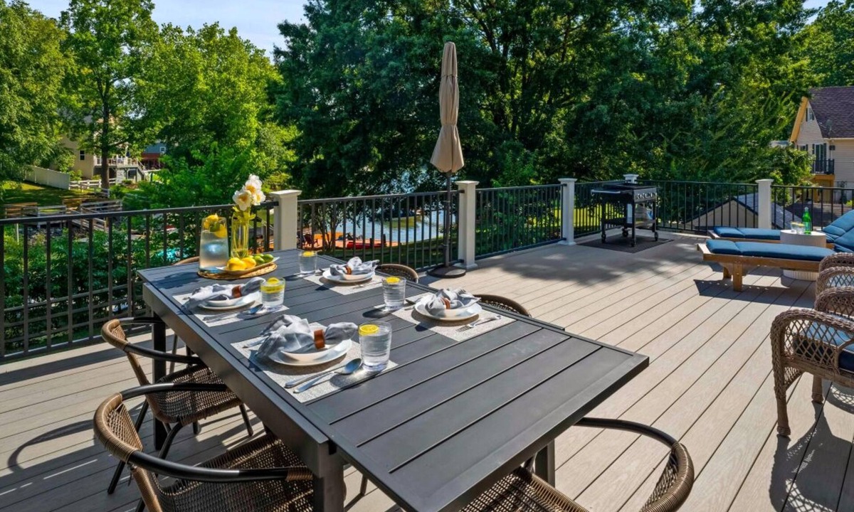 Mayhew House | Blue Wing Bay - Trendy Lakefront Chalet