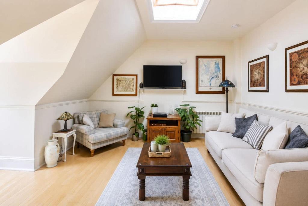 Old Town Apartment | BnBNova - 1BR - Edinburgh Castle Views