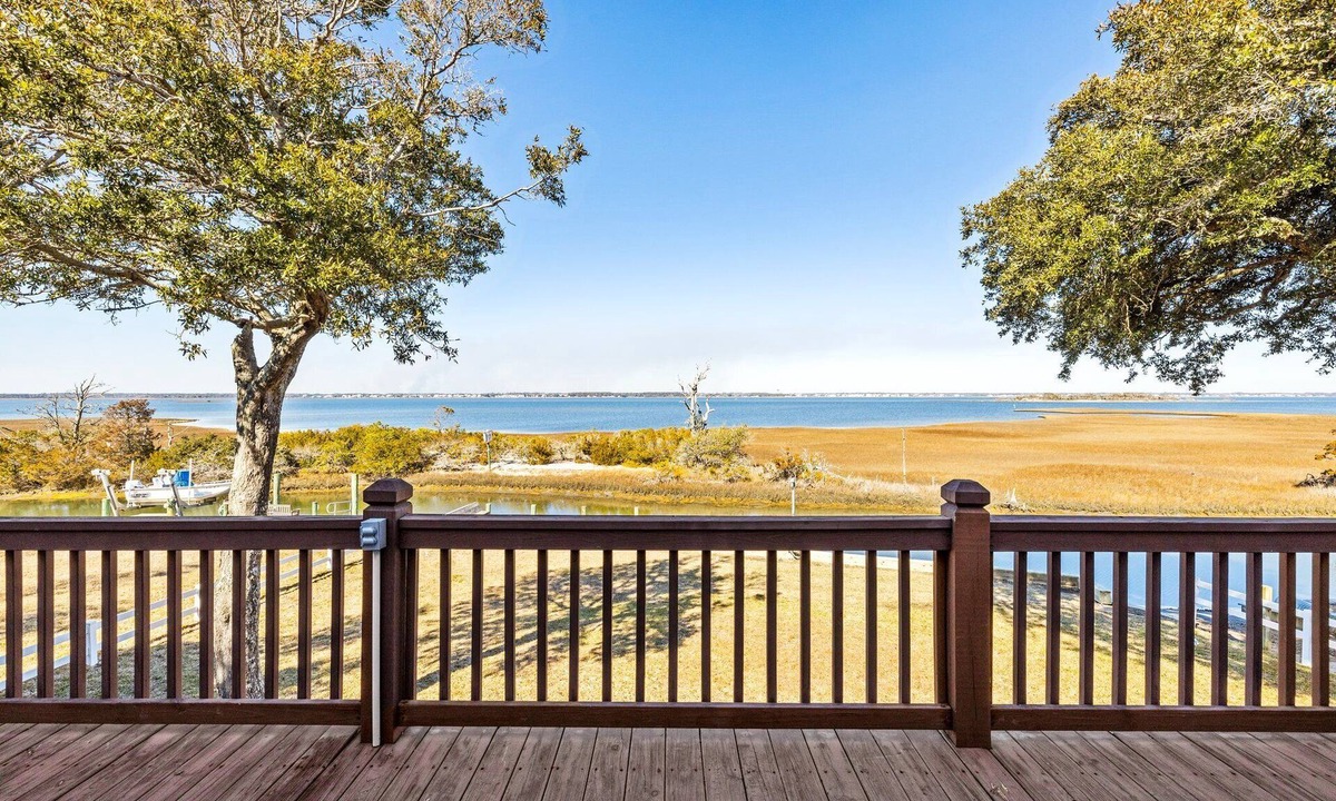 Emerald Isle Cottage | Bogue Sound Cottage with Boat Dock & Pet Friendly