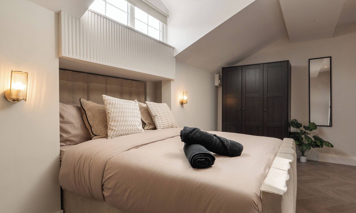 RopeWalks Apartment | Bold St | Skylight Charm with Fireplace | King Bed