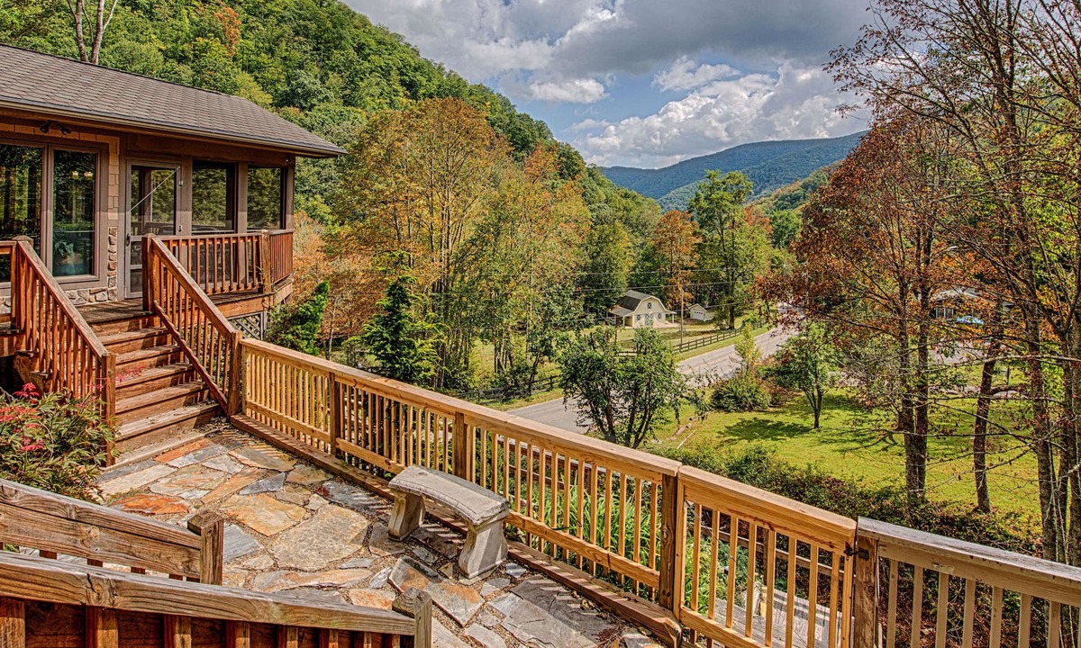 Maggie Valley Cabin | Book Now for 2024~ Luxury Lodge ~ Creek & Mountain View