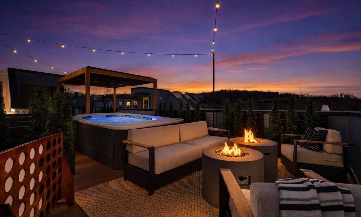 Talbot's Corner House | Brand New*9 Bed Luxe Stay*Rooftop·Hot Tub·Pool·Bar