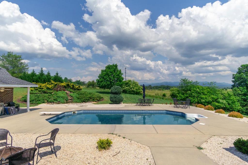 Marshall House | BRAND NEW furniture Breathtaking VIEWS Hot Tub Pool 20 min to Asheville