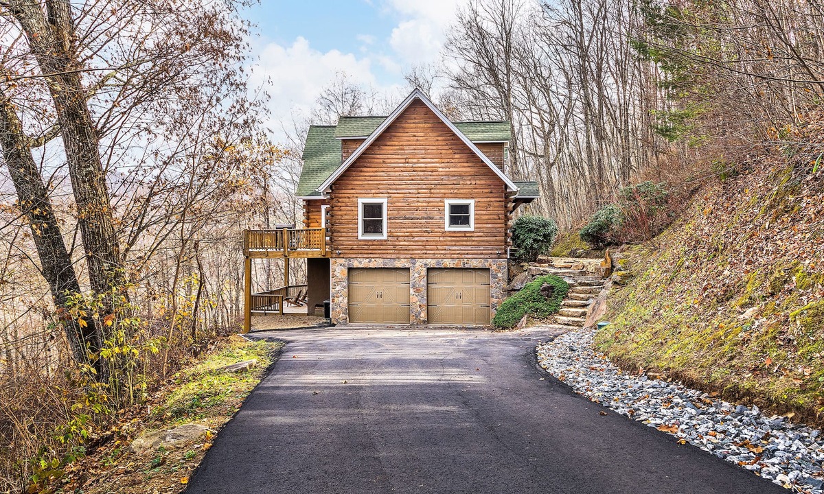Weaverville Cabin | Breathtaking Mountain View Luxury AVL Cabin w/Hot Tub, Fireplaces, Hi-Speed Wifi