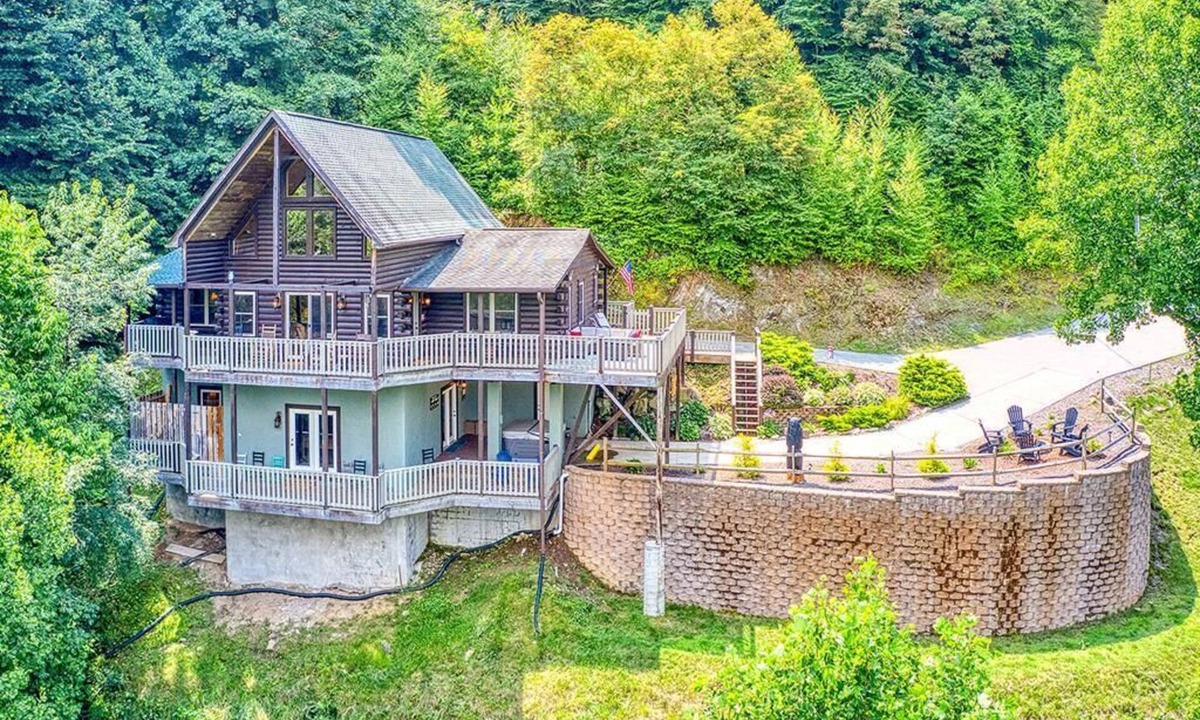 Maggie Valley Cabin | Breathtaking Views! Fast WiFi, Pool Table, Hot Tub, lvl 2 EV Charger, Fire Pit!